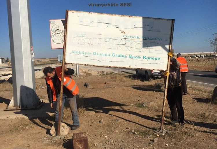 Büyükşehir Belediyesi Yol Kenarındaki Tabelaları Kaldırıyor